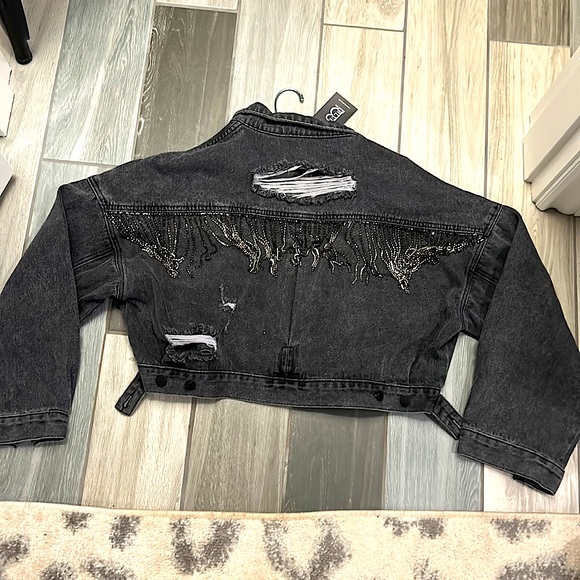 a new jacket just bought but doesn’t fit me really cute for a football game. - Picture 2 of 5